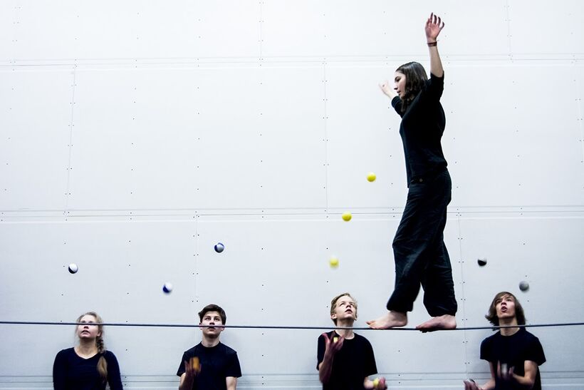 Závěrečné defilé (Performance group). Foto: Archiv Cirqueon.